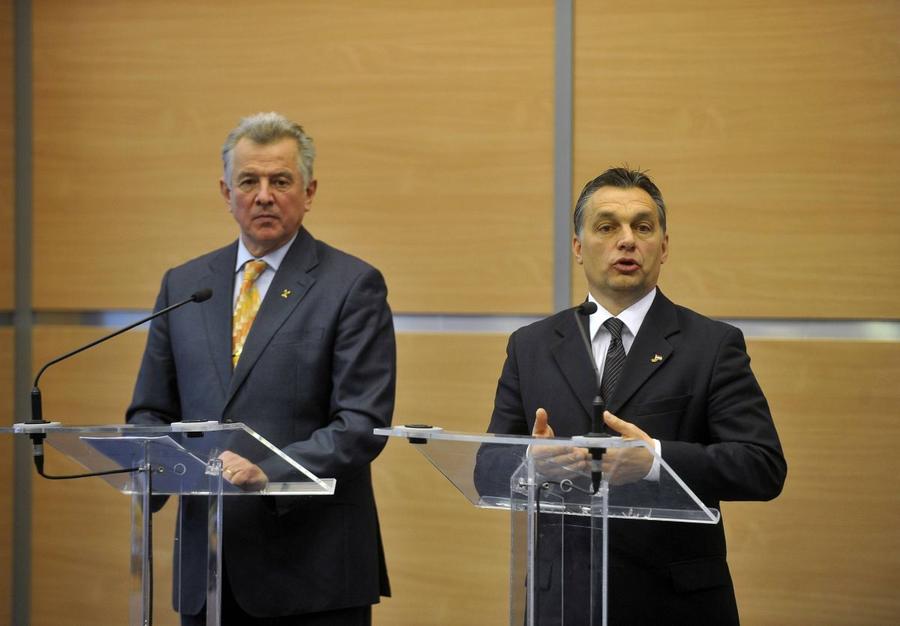 Pal Schmitt și Viktor Orban, în 2010 Pe cine susține Sepsi la alegerile din Ungaria » Viktor Orban amenință democrația: „La dracu', nu credeam că vrea o dictatură!”