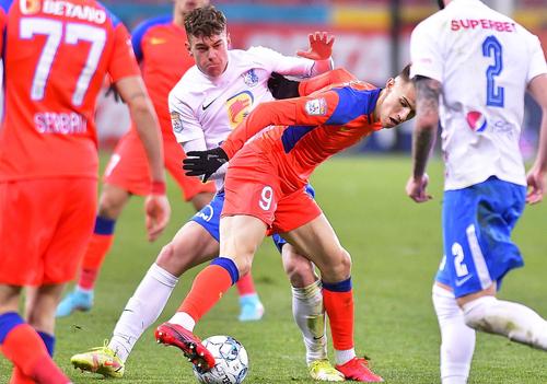 Cu Farul, Tavi Popescu (stânga) a pierdut destule baloane, 
FOTO: Imago