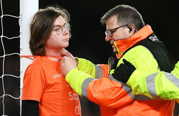 Persoana care s-a legat de stâlpul porții la meciul din Premier League și-a justificat gestul: „Sunt terifiat, dar nu putem continua așa!”