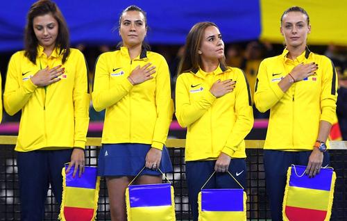 Gabi Ruse, între Jaqueline Cristian și Irina Bara, la o acțiune a echipei din 2020 / foto: Raed Krishan