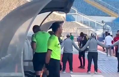 Nemaivăzut: arbitrul a anulat un gol după ce un spectator i-a arătat reluarea pe telefon!