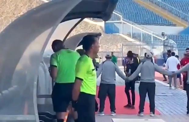 Nemaivăzut: arbitrul a anulat un gol după ce un spectator i-a arătat reluarea pe telefon!