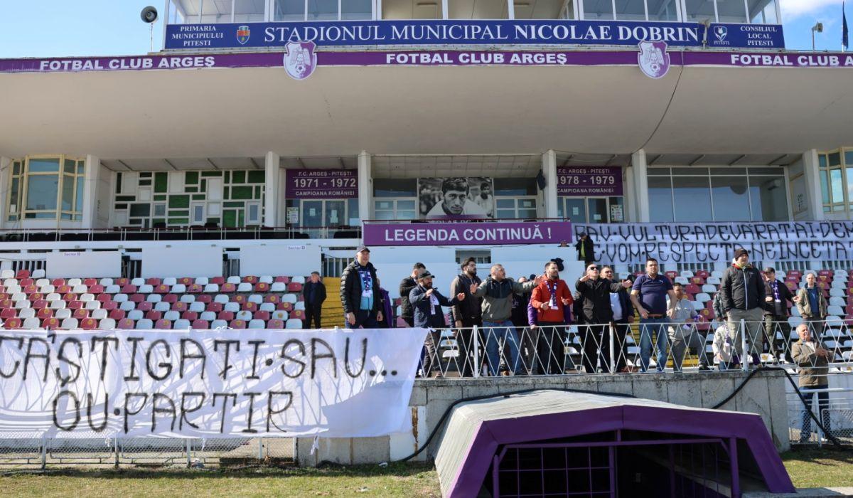 Suporterii lui FC Argeș au venit la antrenamentul echipei »  Torțe, fumigene și mesaje în limba franceză