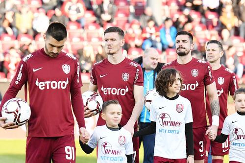 Ermal Krasniqi, în centru, este șeptarul CFR-ului // sursă foto: Imago Images