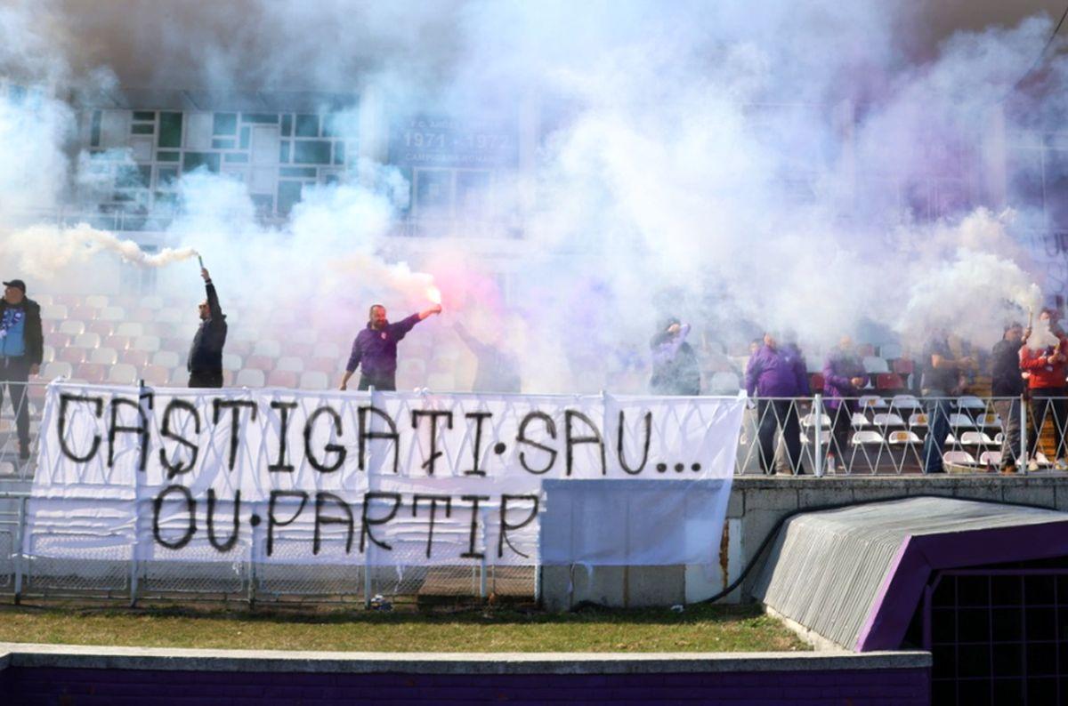 Suporterii au venit la antrenamentul echipei în suferință din Superligă » Torțe, fumigene și un mesaj tranșant în româno-franceză