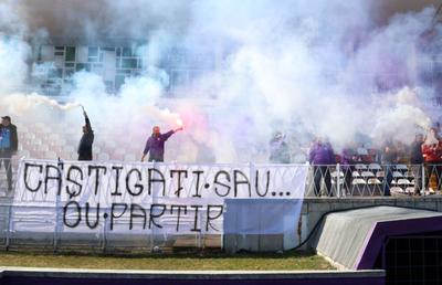 Suporterii au venit la antrenamentul echipei în suferință din Superligă » Torțe, fumigene și un mesaj tranșant în româno-franceză