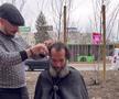 Se ocupă de look-ul mai multor fotbaliști din Superligă și-n timpul liber tunde gratis oamenii străzii: „Sunt un om credincios”