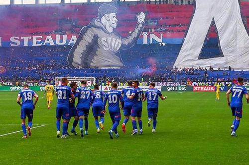 Războiul dintre FCSB și CSA Steaua continuă nu doar în instanță, ci și la televiziuni. Recent, Consiliul Național al Audiovizualului a fost sesizat, cerându-se interzicerea folosirii sintagmei „București” lângă denumirea CSA Steaua.