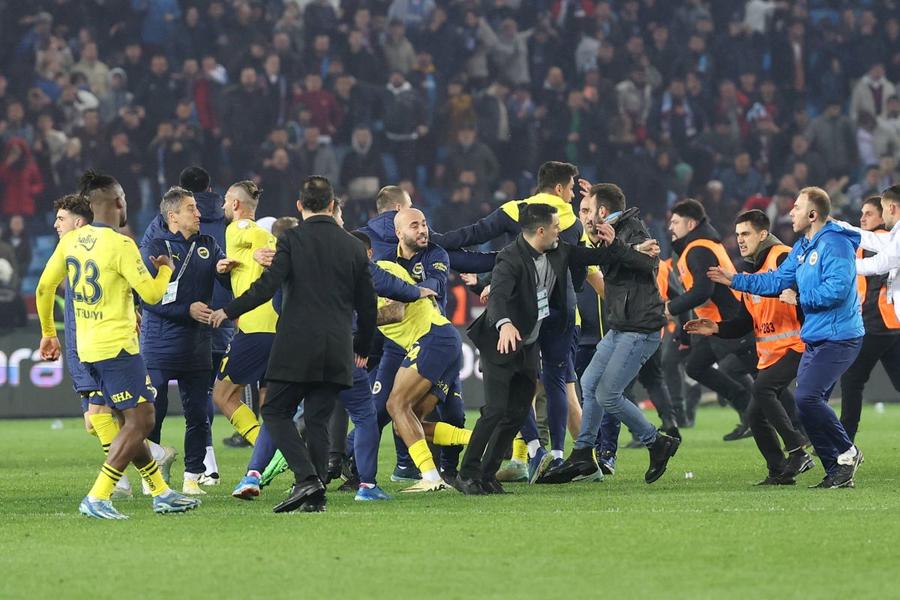 Incidente grave la finalul meciului dintre Trabzonspor și Fenerbahce, foto: Imago Scene șocante în Turcia! Fanii au intrat pe teren și au sărit să-i bată pe jucători » De la ce a plecat totul