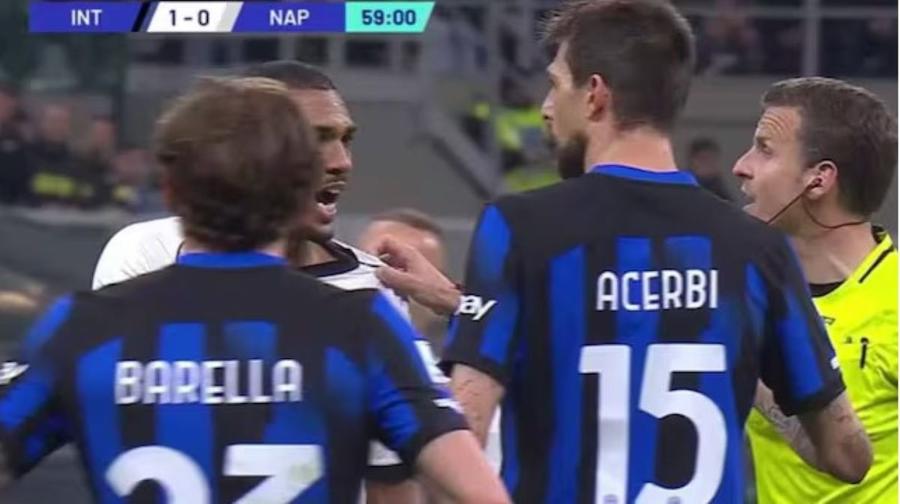 Acerbi e chemat la ordine de arbitrul La Penna pentru incidentul avut cu Juan Jesus / Foto: captură Sky Spalletti l-a lăsat acasă, după incidentul rasist din Inter - Napoli, în etapa dedicată combaterii rasismului! Ce suspendare riscă!