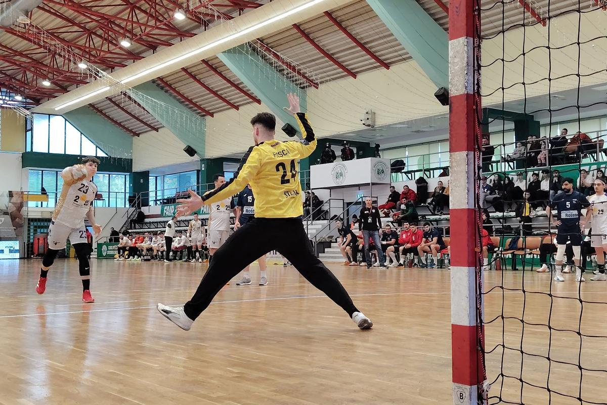 Spectacolul unui meci de handbal surprins cu noul telefon HONOR Magic7 Lite: cum te ajută tehnologia AI să captezi momente de neuitat