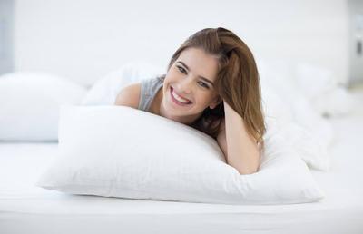 Cele mai bune perne ortopedice recomandate de specialiști pentru cei care dorm pe spate, lateral sau burtă