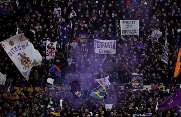 Cât costă să insulți „Bătrâna Doamnă”! » Sancțiunea dictată pentru scenografia afișată de o peluză întreagă
