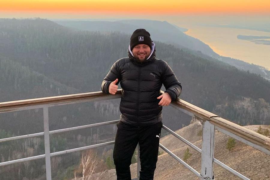 Vladimir Japalău fotografiindu-se în apropiere de Muntele Strelnaya, în regiunea Samara / Sursă foto: Facebook Lobby pentru Nedelcearu! A antrenat în Rusia și se destăinuie în Gazetă: „Trebuie urmărit, nu puneți politicul mai presus!” + „Rușii au prețuit asta la Bicfalvi”