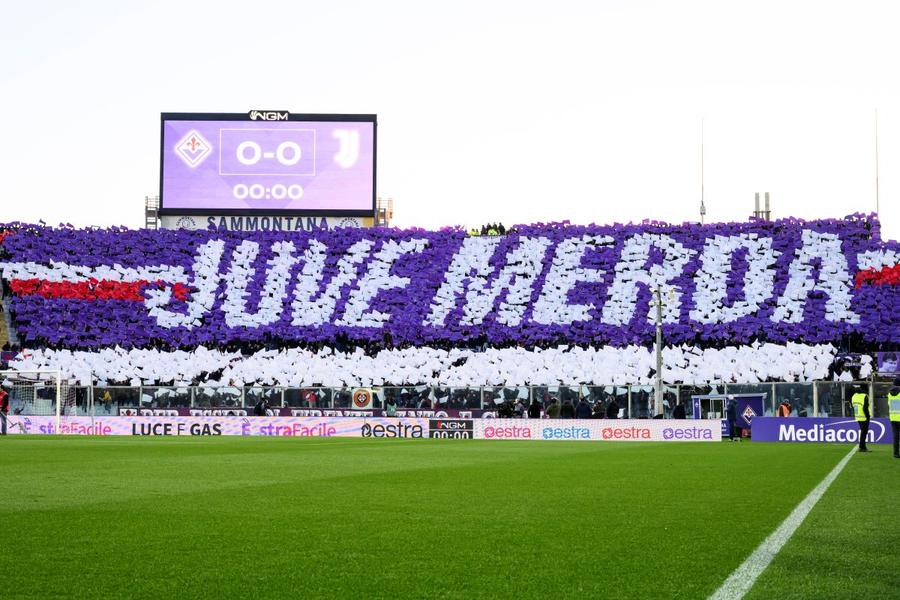 Scenografia de pe Artemio Franchi care i-a scandalizat pe cei de la Juventus / Foto: Imago Cât costă să insulți „Bătrâna Doamnă”! » Sancțiunea dictată pentru scenografia afișată de o peluză întreagă