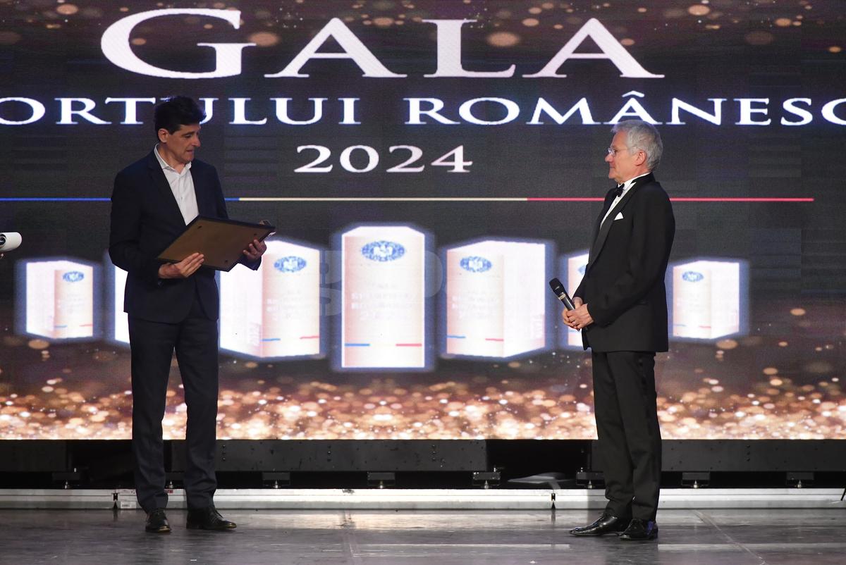Boloni a urcat pe scenă și toată lumea a amuțit timp de 15 minute: „Eram fericit și încă sunt!” » Valentin Ceaușescu a început să plângă în timpul discursului