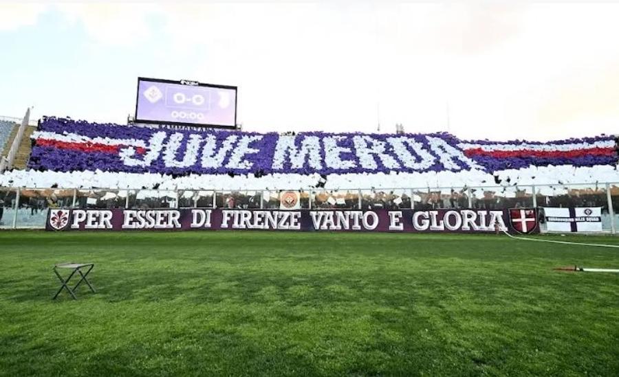 Așa a arătat Peluza Fiesole la meciul de duminică Fiorentina - Juventus 3-0 Cât costă să insulți „Bătrâna Doamnă”! » Sancțiunea dictată pentru scenografia afișată de o peluză întreagă