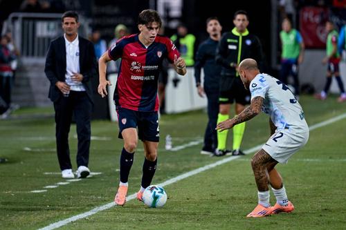 Marco Palestra, urmărit de Federico Dimarco și de Cristi Chivu, în meciul Cagliari - Inter 0-2 / Foto: Imago