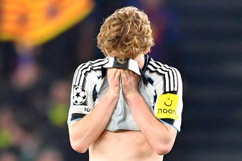 Anthony Gordon, în Barcelona - Newcastle // FOTO: Imago Images