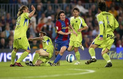 VIDEO 13 ani de la cel mai frumos gol din istoria Barcelonei! Leo Messi a luat mingea de la 50 de metri și driblat pe toată lumea