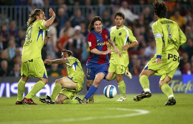 VIDEO 13 ani de la cel mai frumos gol din istoria Barcelonei! Leo Messi a luat mingea de la 50 de metri și driblat pe toată lumea