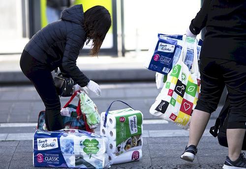 Rafturile cu bere din supermarketuri sunt tot mai asaltate