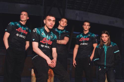 Napoli în colaborare cu designerul Marcelo Burlon FOTO Instagram @marceloburlon