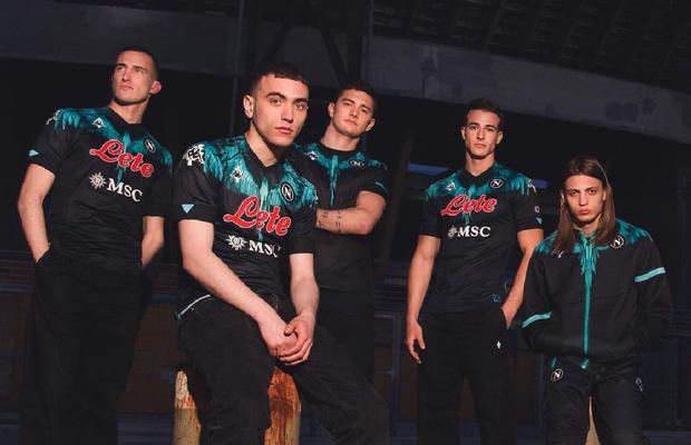 Napoli, colaborare cu un designer de lux » Echipamente speciale pentru derby-ul cu Inter Milano