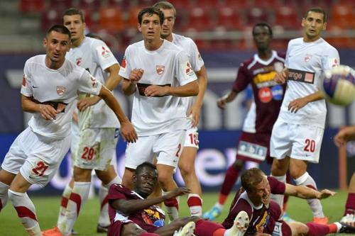 Constantin Nica (centru) la Dinamo, într-un meci cu CFR Cluj