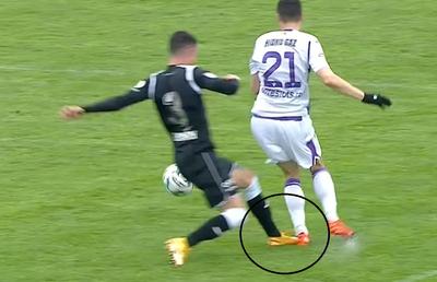 Fază complicată în FC Argeș - Poli Iași » Gazdele au cerut penalty, arbitrul a dat „galben” pentru simulare