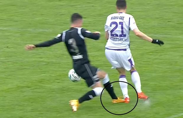 Fază complicată în FC Argeș - Poli Iași » Gazdele au cerut penalty, arbitrul a dat „galben” pentru simulare