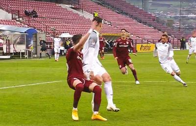 Colțescu n-a dat penalty în CFR Cluj - Clinceni! Reluările arată un henț evident