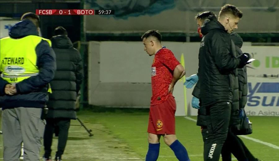 Momentul în care Moruțan părăsește gazonul / Captură TV @Telekom Sport Pierdere imensă pentru FCSB » Moruțan s-a accidentat în meciul cu Botoșani
