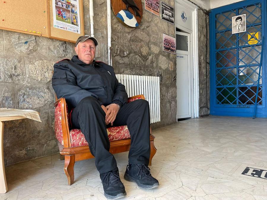 Florea Văetuș, la 65 de ani, la stadionul din Hunedoara unde lucrează ca agent de pază Campion cu Dinamo, internațional român, ajuns agent de pază la stadionul unde era idol pe vremuri: „Noaptea, când îmi fac rondul, mai pup pozele cu mine de pe hol”