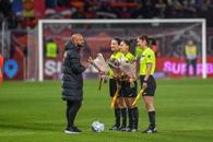 Moment rar întâlnit pe stadion » Arbitrii au fost întâmpinați cu flori în Giulești