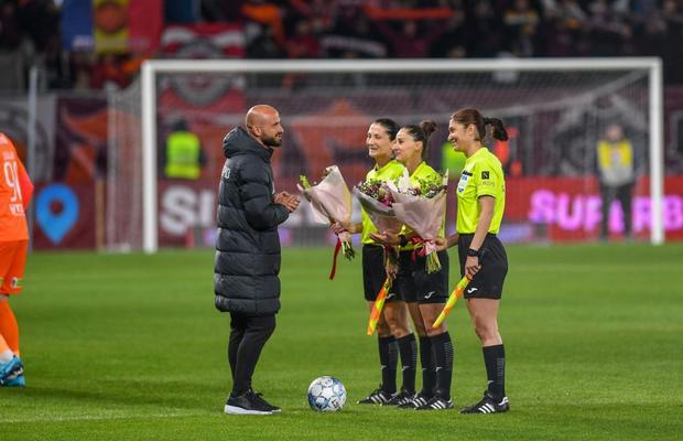 Moment rar întâlnit pe stadion » Arbitrii au fost întâmpinați cu flori în Giulești