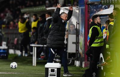 Mihai Stoica îl ironizează pe Dan Petrescu: „Chiar nu-i zice nimeni cum e corect? Pe el îl strigă Petlescu?”