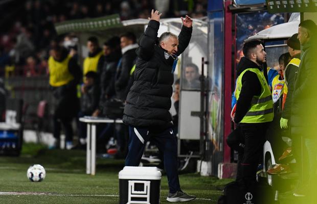 Mihai Stoica îl ironizează pe Dan Petrescu: „Chiar nu-i zice nimeni cum e corect? Pe el îl strigă Petlescu?”