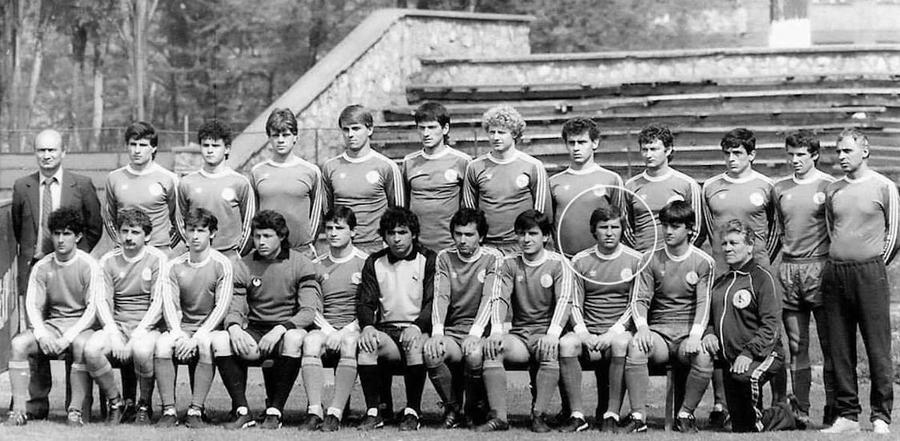 Florea Văetuș (cerc) în lotul Corvinului, cu Jackie Ionescu antrenor Campion cu Dinamo, internațional român, ajuns agent de pază la stadionul unde era idol pe vremuri: „Noaptea, când îmi fac rondul, mai pup pozele cu mine de pe hol”