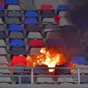 Imagini cu incendiul provocat de galeria dinamovistă / Sursă foto: Cristi Preda, Raed Krishan
