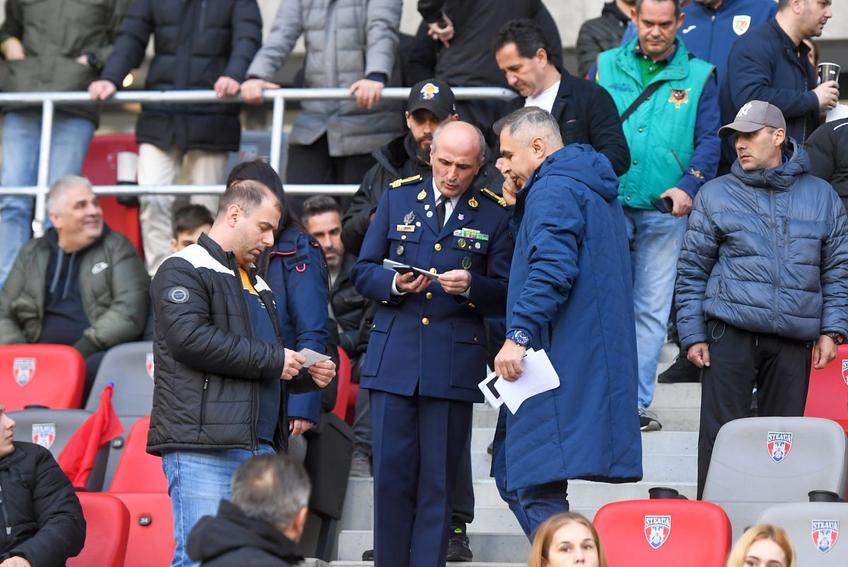 Florin Talpan, în mijlocul fanilor / Sursă foto: Raed Krishan (GSP)