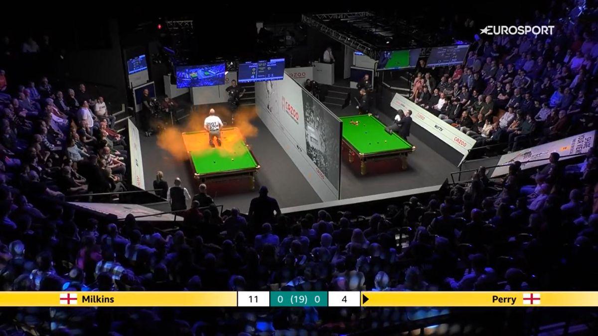 Scene incredibile la Campionatul Mondial de Snooker » Un bărbat s-a urcat pe masă și a împrăștiat un praf portocaliu