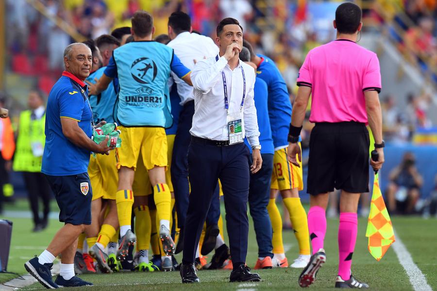 Mirel Rădoi dă indicații în timpul semifinalei cu Germania, de la Euro 2019 Culisele neștiute ale unui Euro de vis pentru România: „Rădoi m-a dezamăgit, nu am fost chemat nici la sărbătoare. Mi-a promis că merg în Italia, dar n-a mai răspuns la telefon”