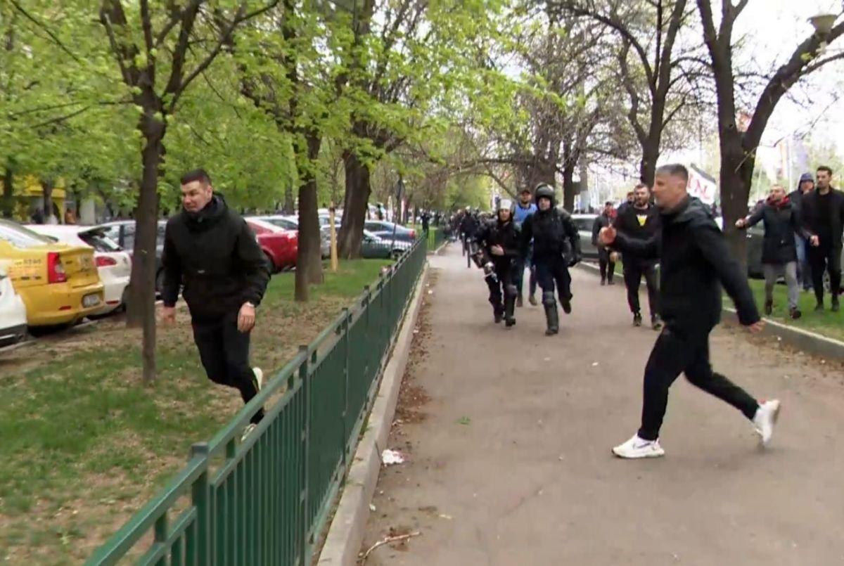 Momentul șocant în care un suporter stelist e BĂTUT de fanii lui Dinamo » Atenție, imagini dure!
