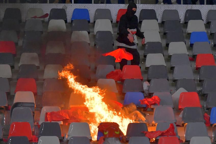 Imagini cu incendiul provocat de galeria dinamovistă / Sursă foto: Cristi Preda, Raed Krishan