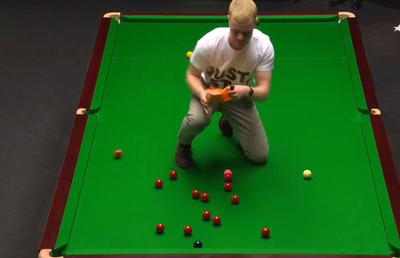 Scene incredibile la Campionatul Mondial de Snooker » Un bărbat s-a urcat pe masă și a împrăștiat un praf portocaliu