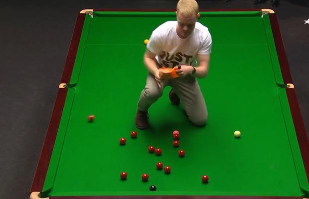 Scene incredibile la Campionatul Mondial de Snooker » Un bărbat s-a urcat pe masă și a împrăștiat un praf portocaliu