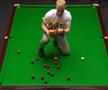 Scene incredibile la Campionatul Mondial de Snooker » Un bărbat s-a urcat pe masă și a împrăștiat un praf portocaliu