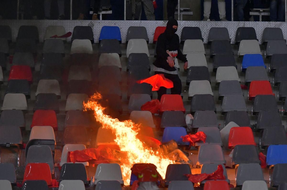Foc, fum, teroare! „Piromanii” de la Dinamo au vrut să dea iar foc stadionului din Ghencea!