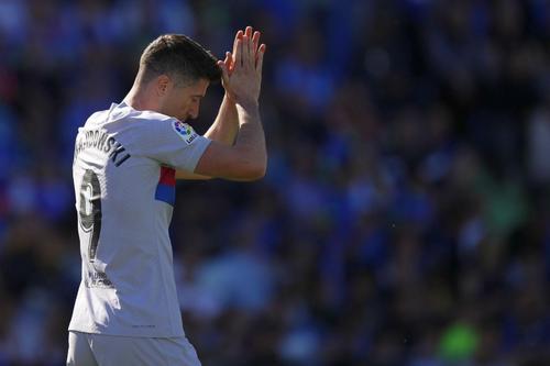 Lewandowski pare să își ia rămas bun de la suporterii Barcelonei // Foto: Imago